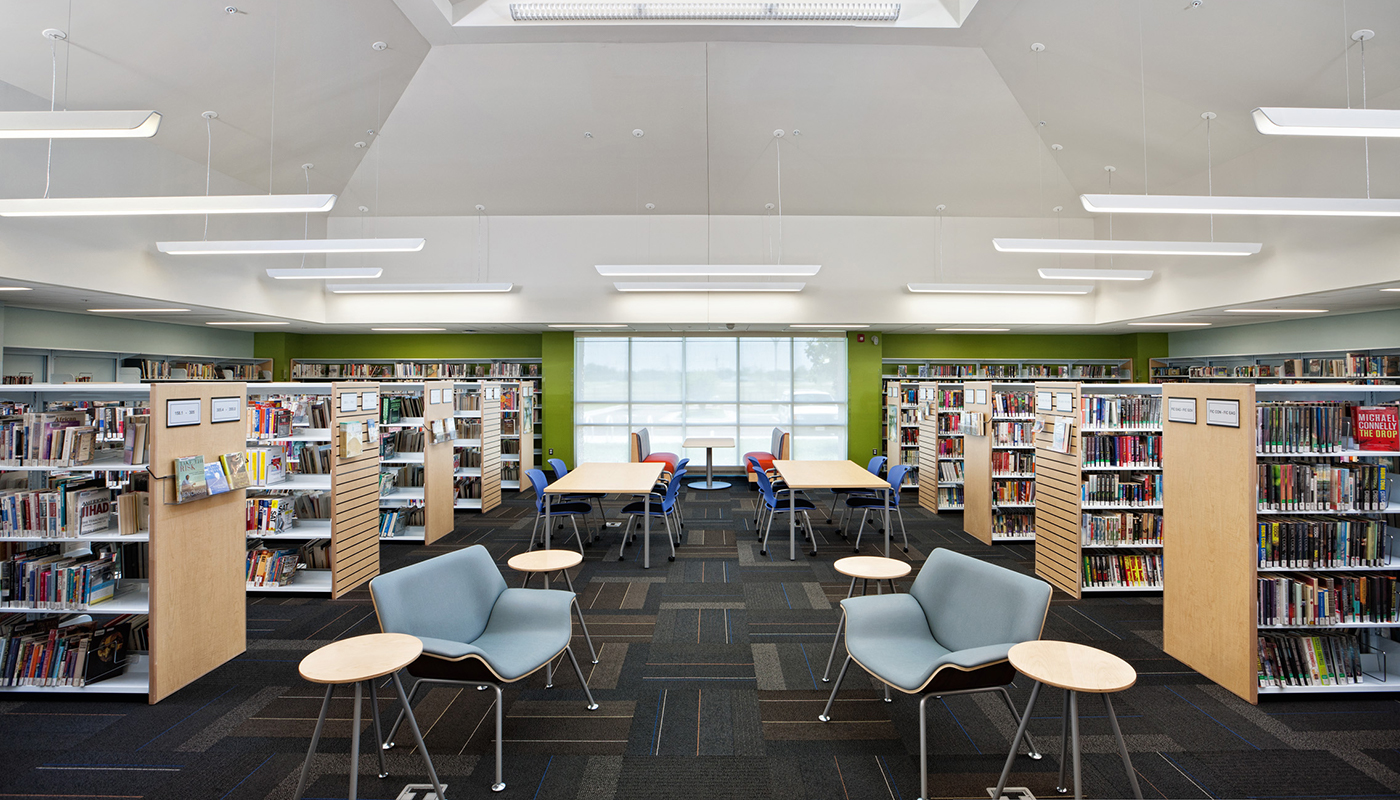 A library with tables and chairs.