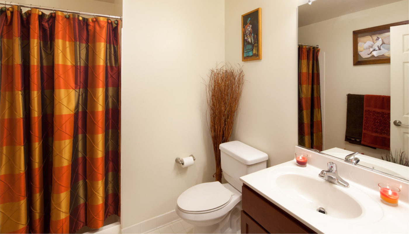 A bathroom at Key's Pointe with a shower curtain.